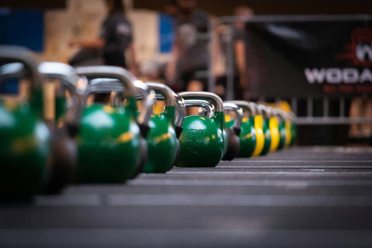 woman executing perfect kettlebell swing in swing slim plan
